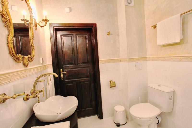 Deluxe Triple Room image 3