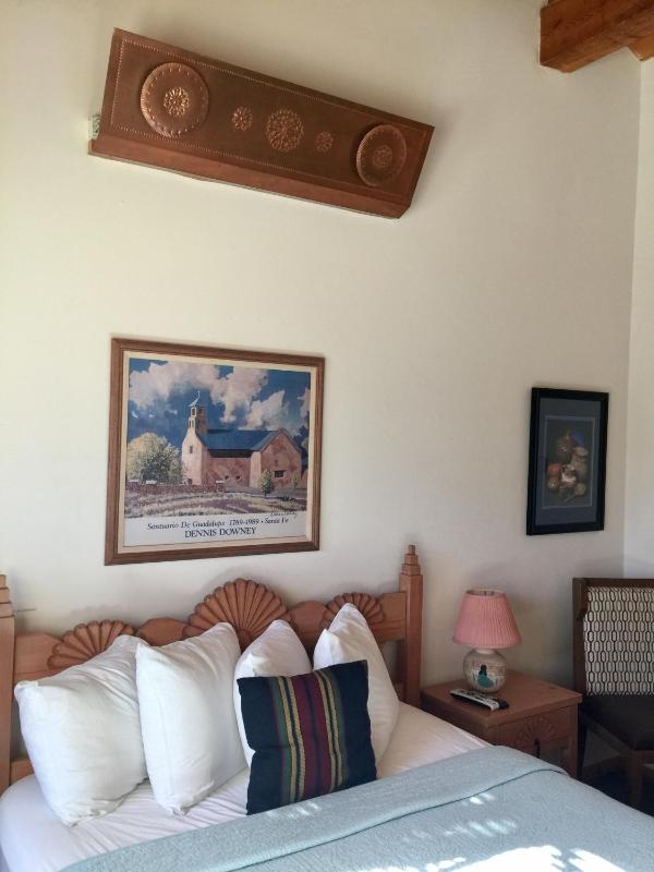 Queen Room image 3