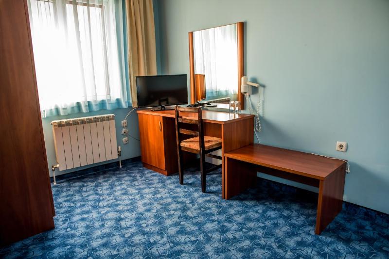 Twin Room image 4