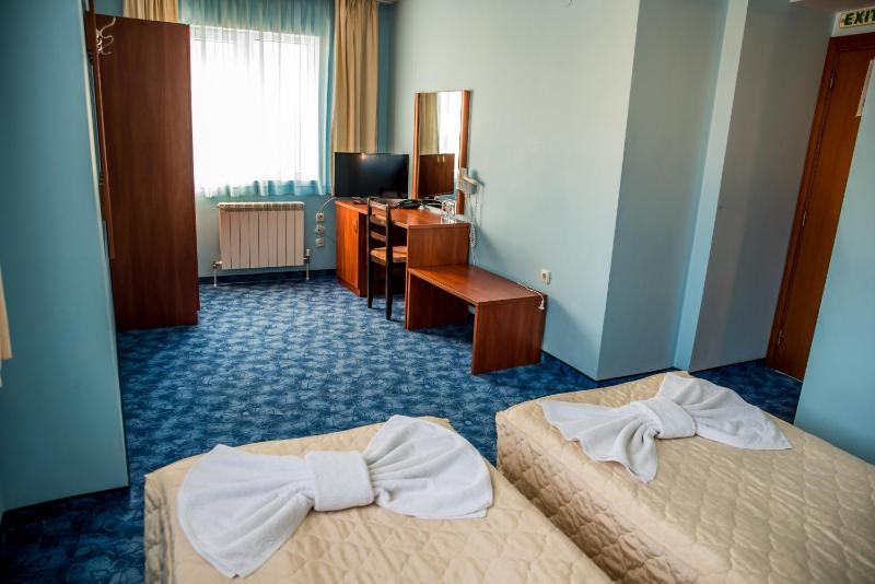 Twin Room image 3