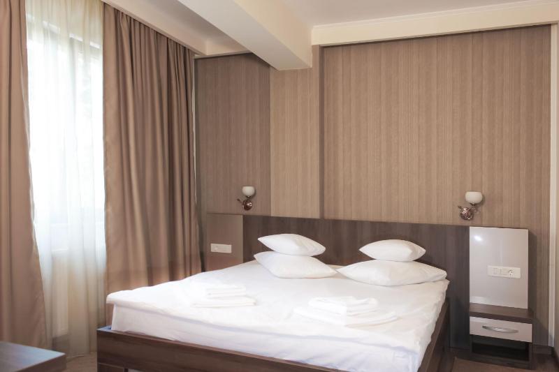 Standard Double Room image 3