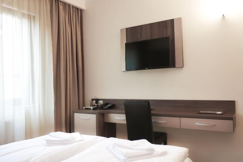 Standard Twin Room image 4
