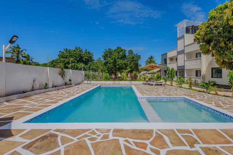 Marahaba Holiday Suites Ground Floor 1BR 5 Min Drive to Nomad Beach - image 3