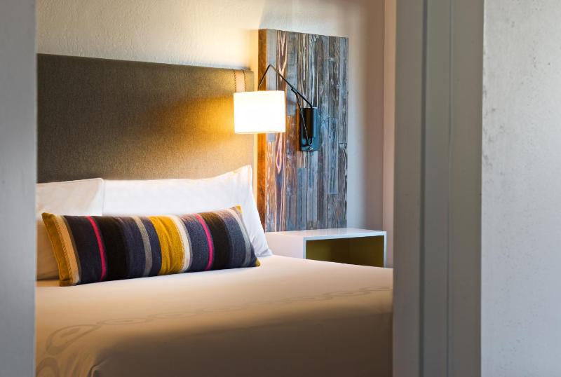 King Room with Bath Tub and View - Disability Access image 4