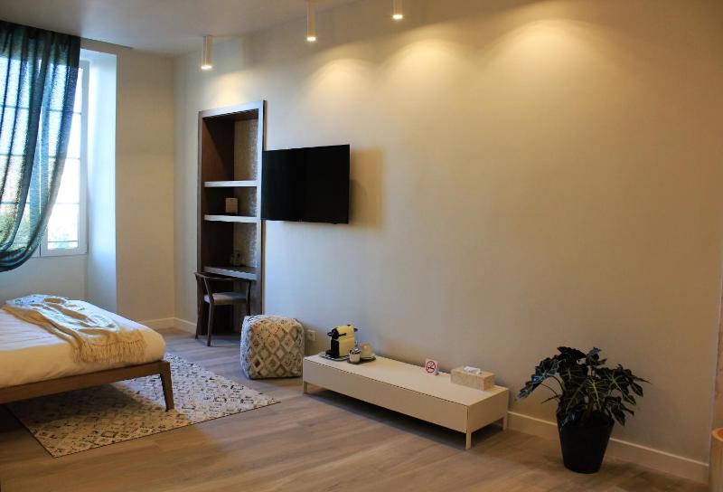 Deluxe Suite image 3