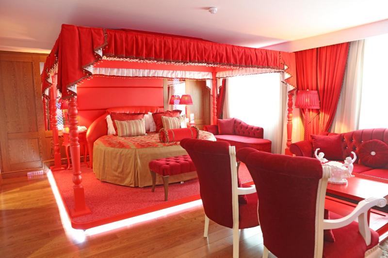 Honeymoon Suite image 4