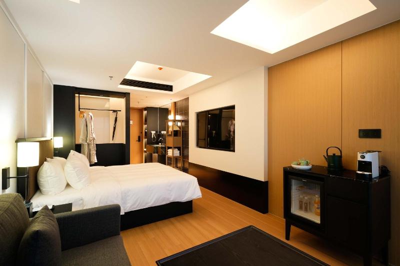 SFEEL Designer Hotel (Hangzhou West Lake Wulin Square Branch) - image 12