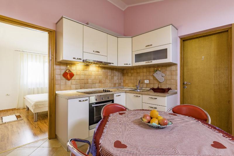 Bozica house with apartment - image 5