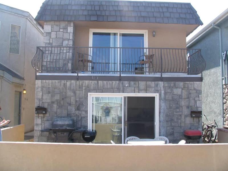 Location! Walk to beach grocery restaurants home - image 9