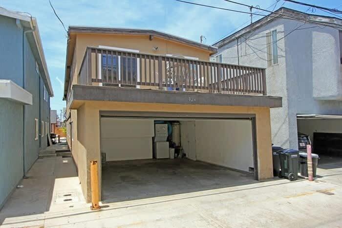 Location! Walk to beach grocery restaurants home - image 18