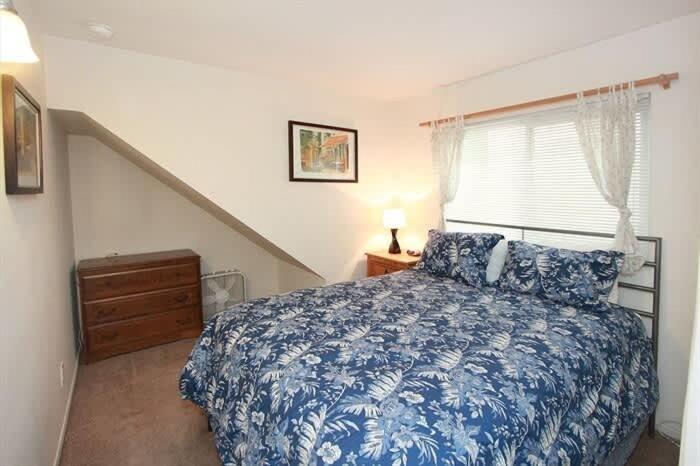 Location! Walk to beach grocery restaurants home - image 19