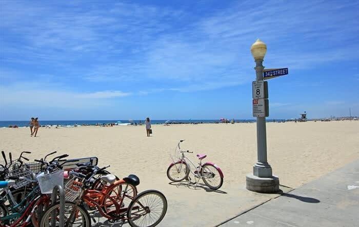Location! Walk to beach grocery restaurants home - image 20