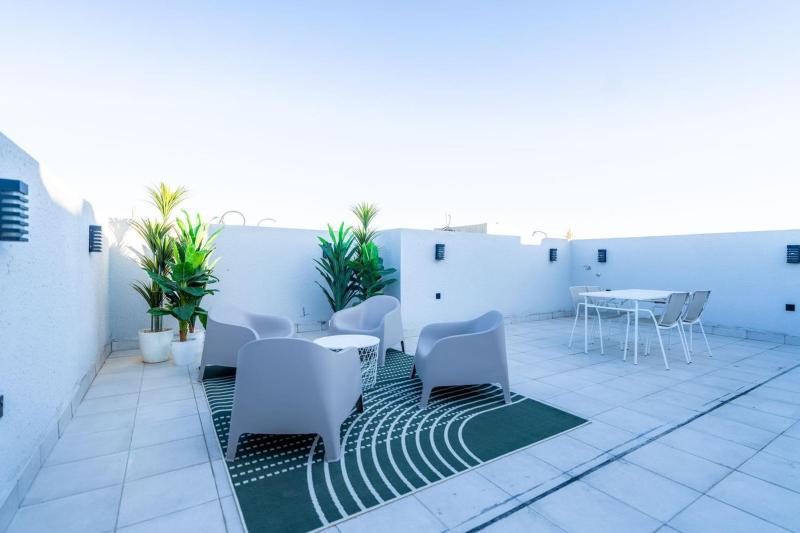 Elegant 2BR Apartment with Outdoor area NZL285 - image 2