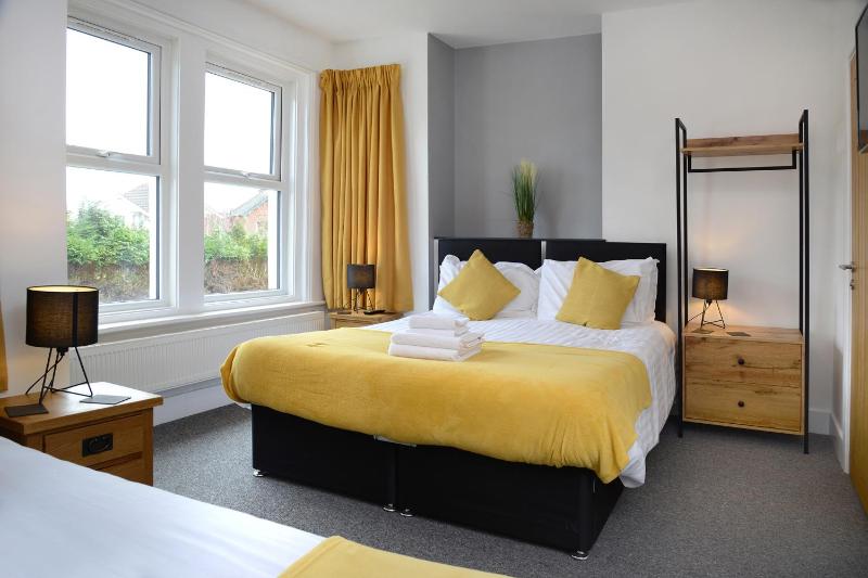 Stylish and spacious Southampton stay - image 1