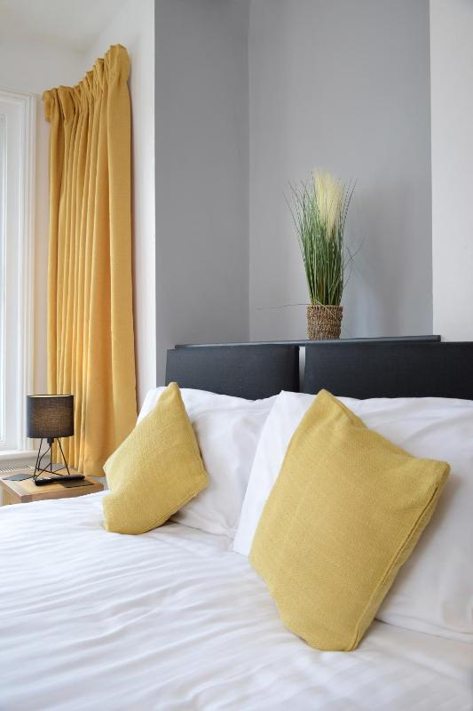 Stylish and spacious Southampton stay - image 39