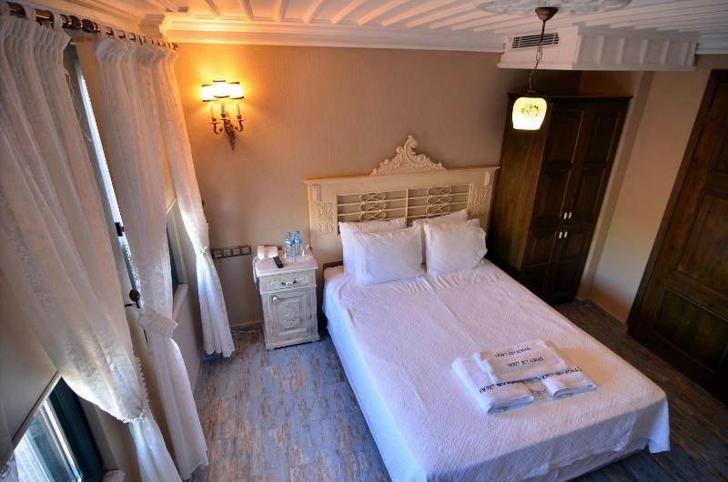Deluxe Room image 3