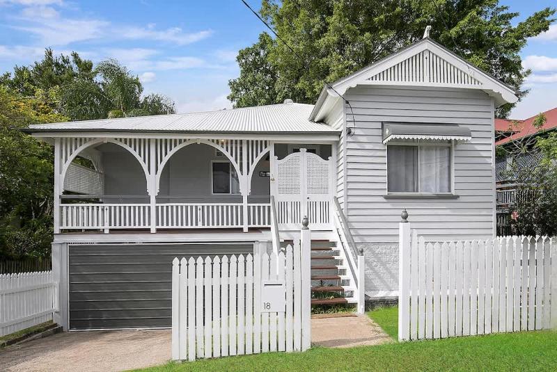 Strathendrick Timeless Queenslander Haven near CBD - image 1