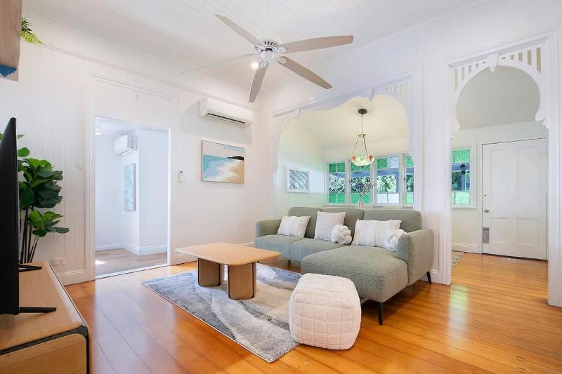 Strathendrick Timeless Queenslander Haven near CBD - image 7