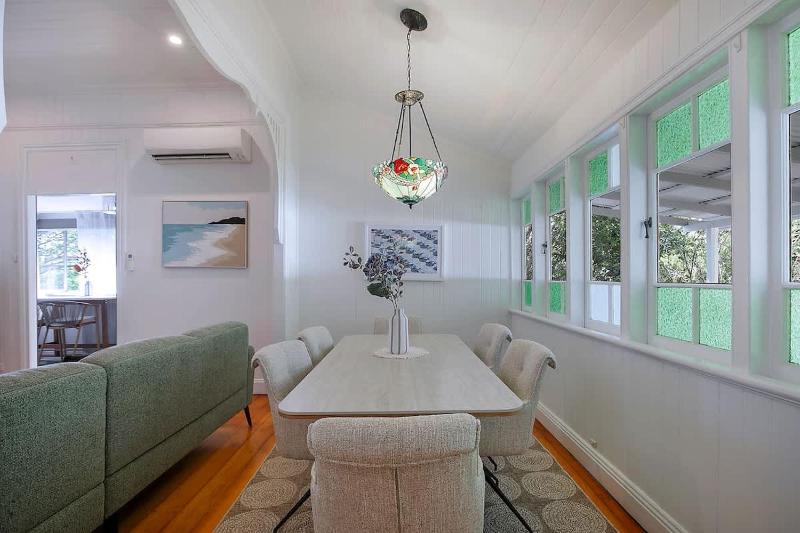 Strathendrick Timeless Queenslander Haven near CBD - image 5