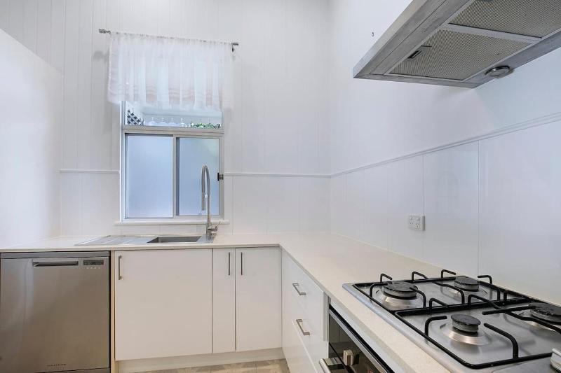 Strathendrick Timeless Queenslander Haven near CBD - image 13