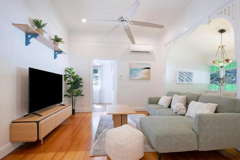 Strathendrick Timeless Queenslander Haven near CBD - image 12