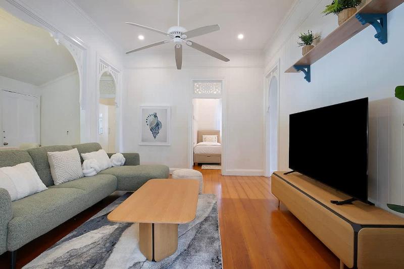 Strathendrick Timeless Queenslander Haven near CBD - image 9