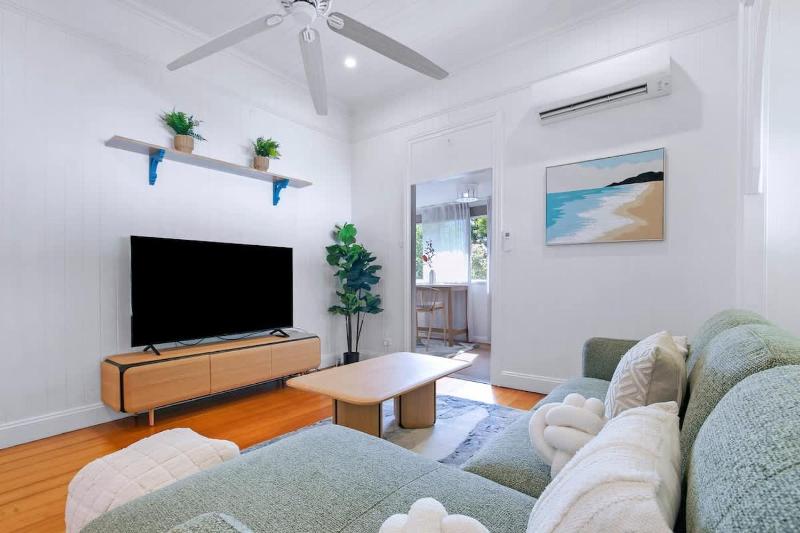 Strathendrick Timeless Queenslander Haven near CBD - image 14