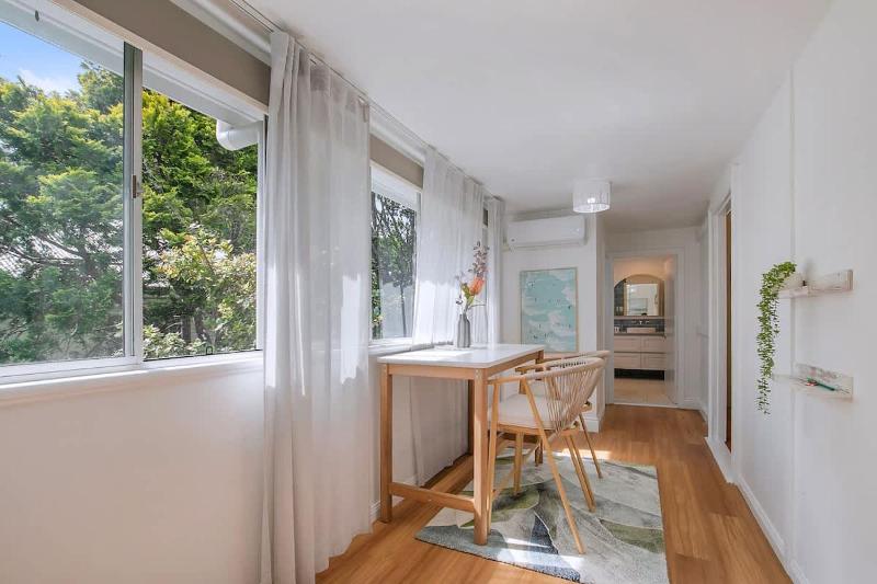 Strathendrick Timeless Queenslander Haven near CBD - image 8