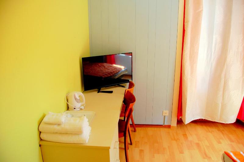 Double Room with Shared Bathroom image 3