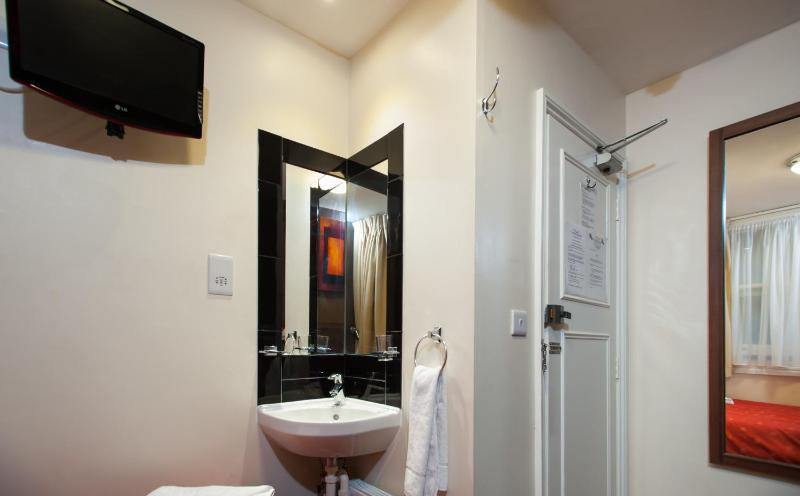 Double Room with Shared Bathroom image 3