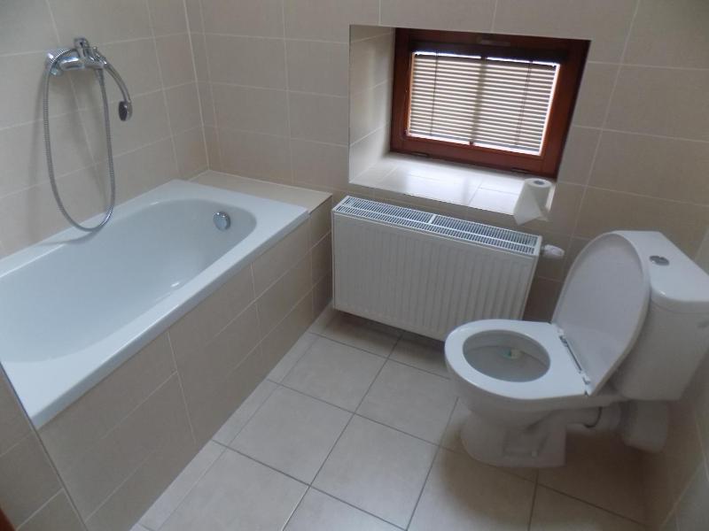 Twin Room with Bathroom image 3