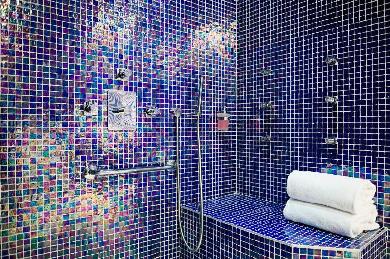 Standard Double Room with Massaging-Jet Shower image 4
