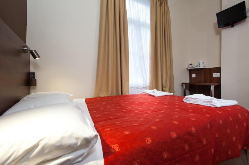 Double Room image 3