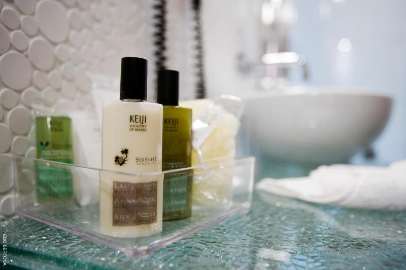 Superior Double Room with Massaging-Jet Shower image 3