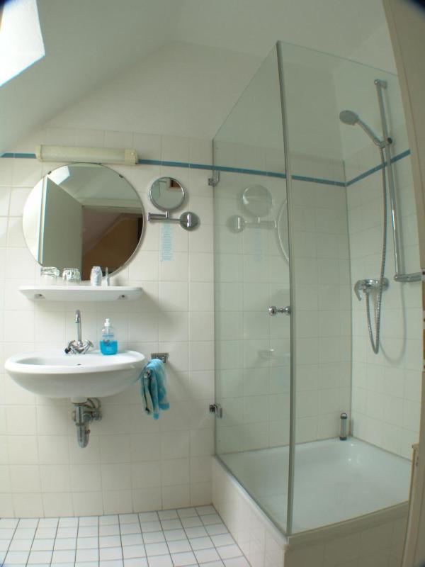 Standard Double Room image 3