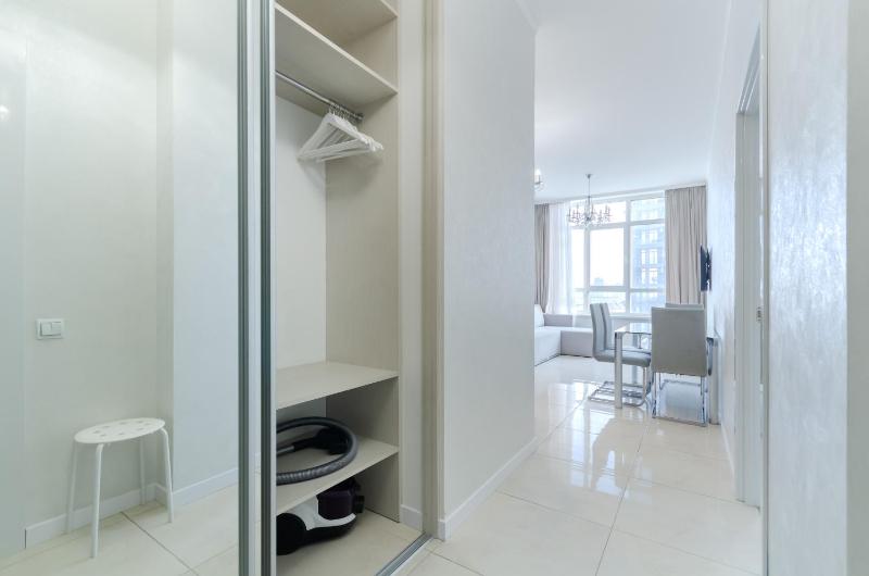 12-214 Central Park John McCain 7 Kyiv centre stunning city view 15 kW backup power Petrovdom Apartment - image 5