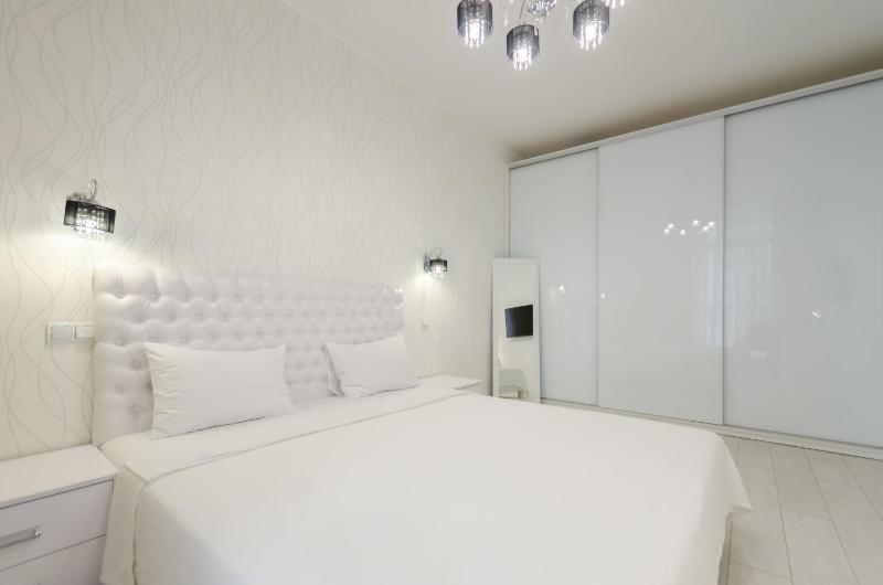 12-214 Central Park John McCain 7 Kyiv centre stunning city view 15 kW backup power Petrovdom Apartment - image 7