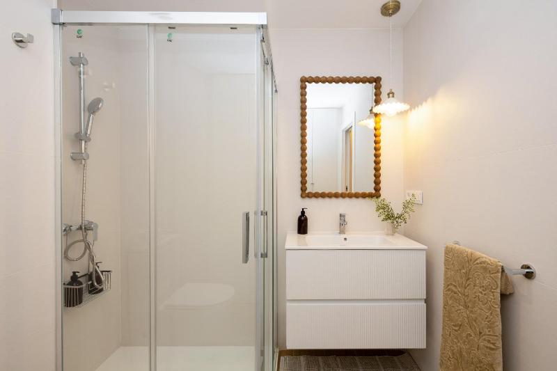 ChezmoiHomes Central Prime Apartment I FREE Parking - image 2