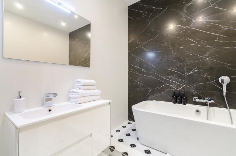 10-197 Central Park John McCain 7 Kyiv centre stunning city view 15 kW backup power Petrovdom Apartment - image 4