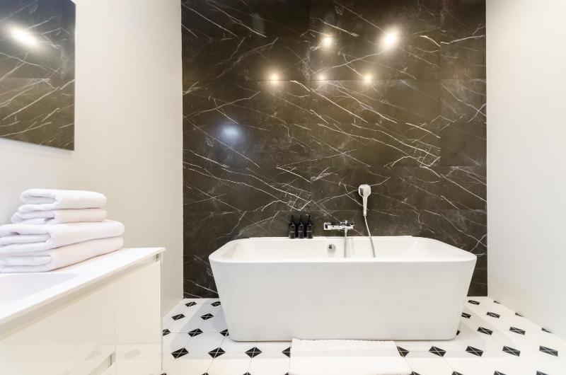 10-197 Central Park John McCain 7 Kyiv centre stunning city view 15 kW backup power Petrovdom Apartment - image 7