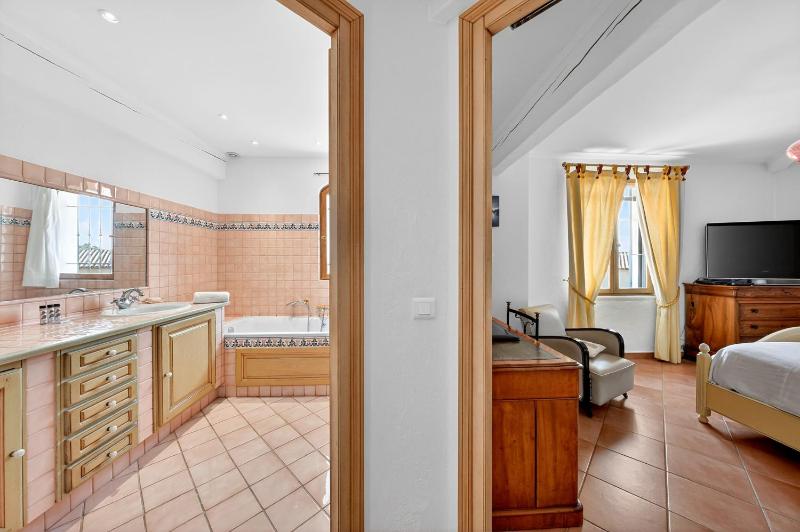 Villa provençale avec piscine et vue mer ! - image 2