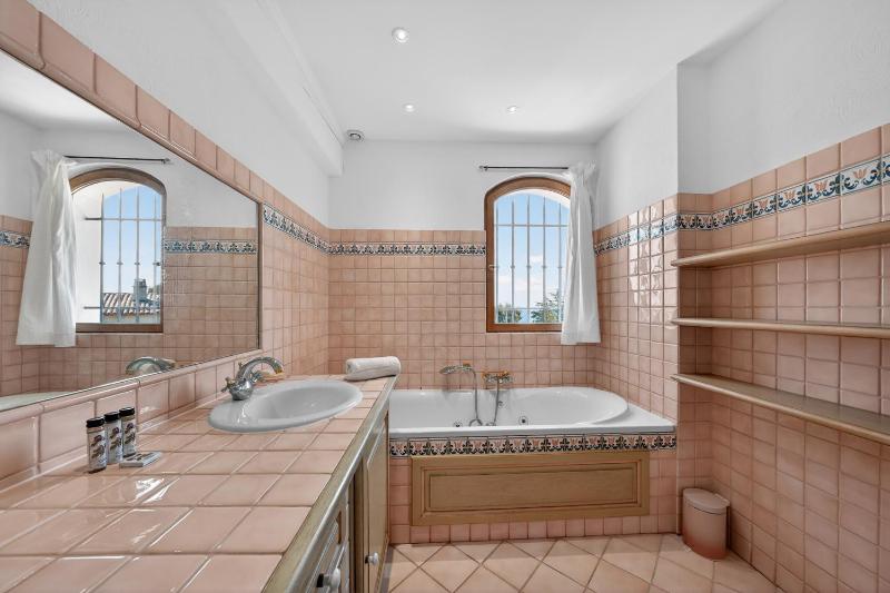 Villa provençale avec piscine et vue mer ! - image 35