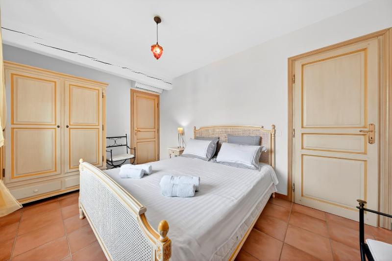Villa provençale avec piscine et vue mer ! - image 20
