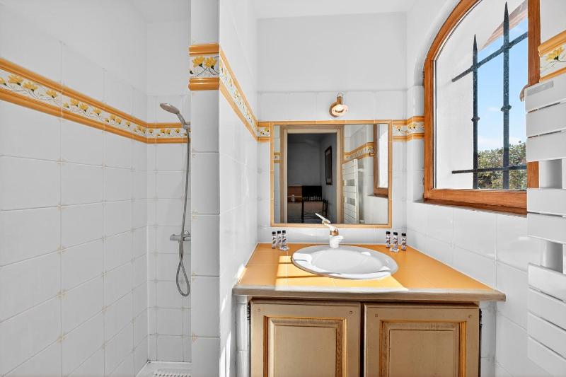 Villa provençale avec piscine et vue mer ! - image 33