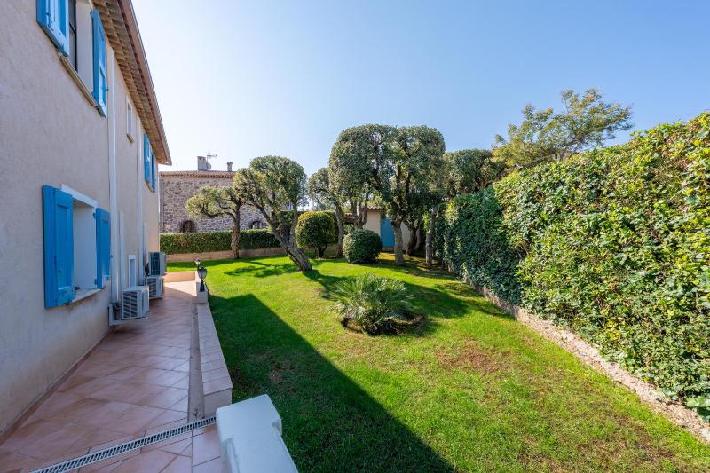 Villa provençale avec piscine et vue mer ! - image 25