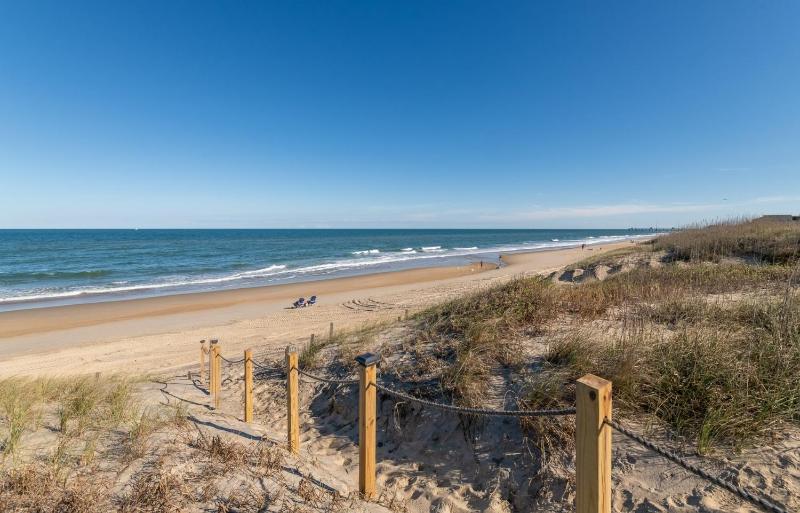 Sunday Drive - Nags Head MP 15 Oceanfront Private Walkway to Beach Pool Hot Tub - image 4