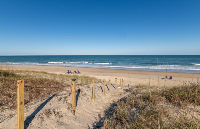 Sunday Drive - Nags Head MP 15 Oceanfront Private Walkway to Beach Pool Hot Tub - image 5
