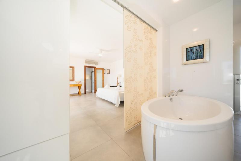 Villa Privada con Piscina y Jardín en Las Chapas Marbella - image 23
