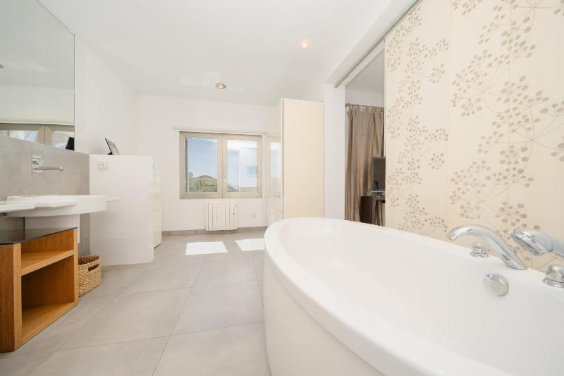 Villa Privada con Piscina y Jardín en Las Chapas Marbella - image 3