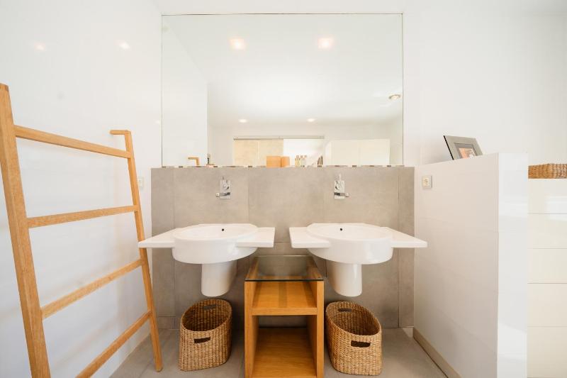Villa Privada con Piscina y Jardín en Las Chapas Marbella - image 36